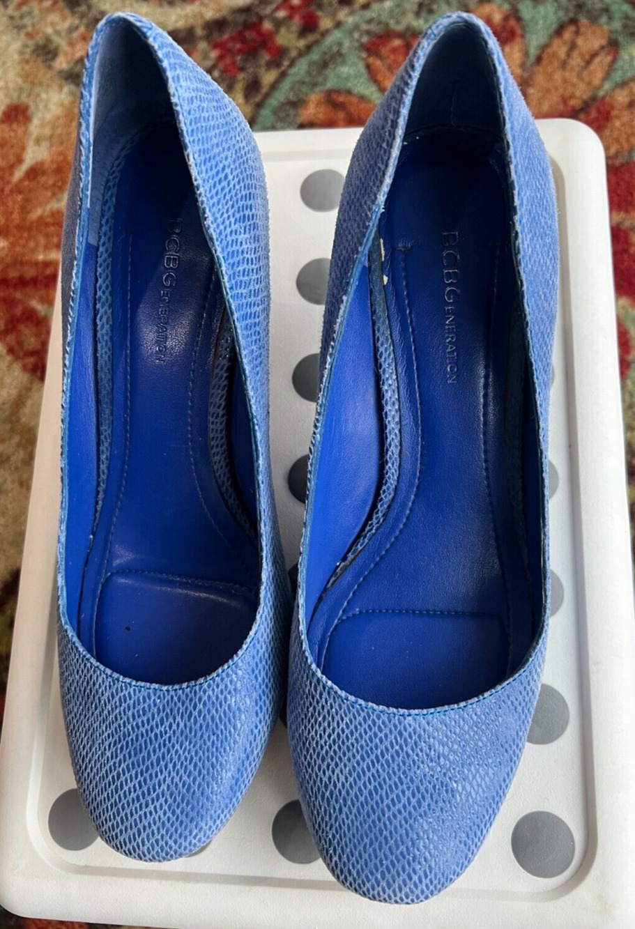 BCBG Generation Blue Leather Pumps Sz 8 /38 Kitten heel Almond shape Carrier
